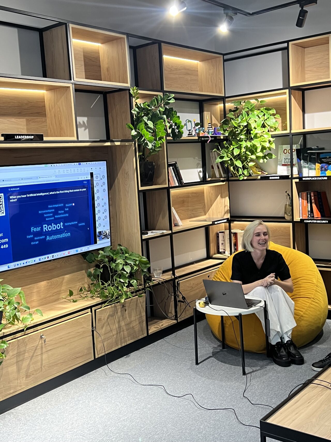 Sonja Alushi leading an AI workshop